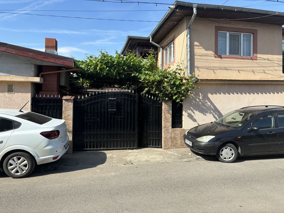 Casa de vanzare la curte