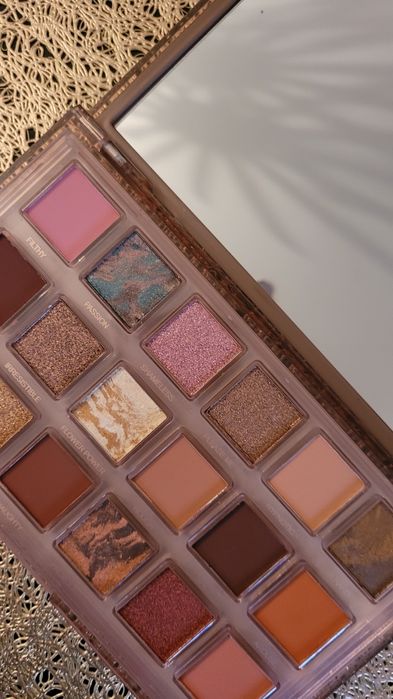 Paletă de farduri cu 18 culori pigmentate