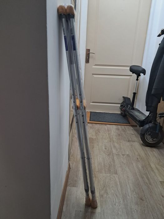 Продам костыли новые