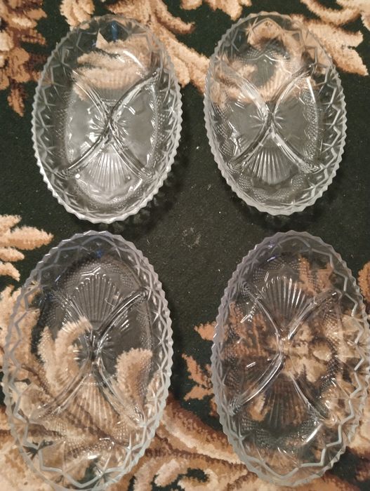 Под сухофруктов тарелки.