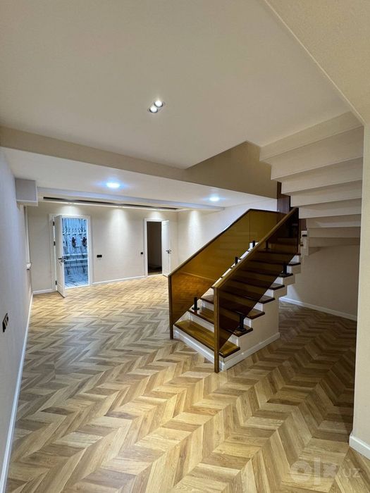 3 коттеджа вдоль дороги, 400м², 3 этажа, 6 комнат, Юнусабад, Тикланиш