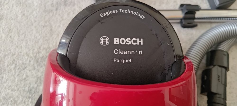 Aspirator fără sac  bosch