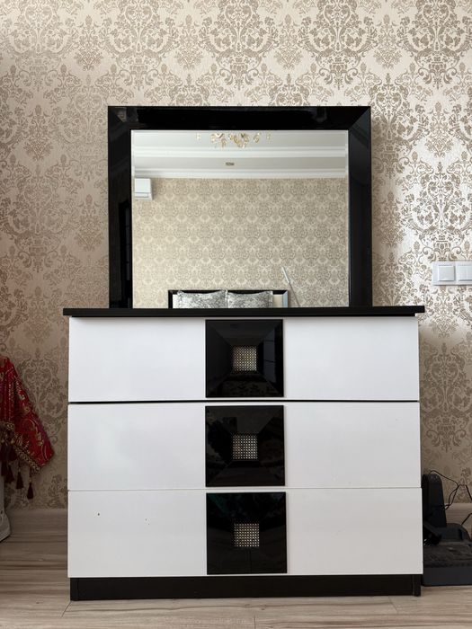 Комод с зеркалом