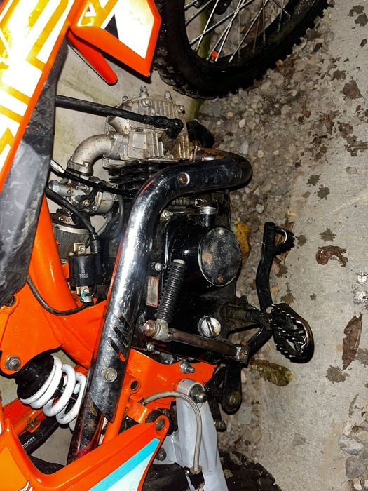 Moto cross cu cască scimb cu animale