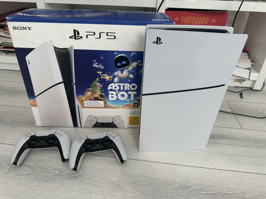 PlayStation 5 + 2 controllere, stare foarte bună, aproape ca nou