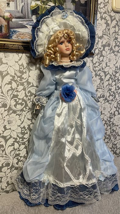 Кукла фарфоровая на подставке .