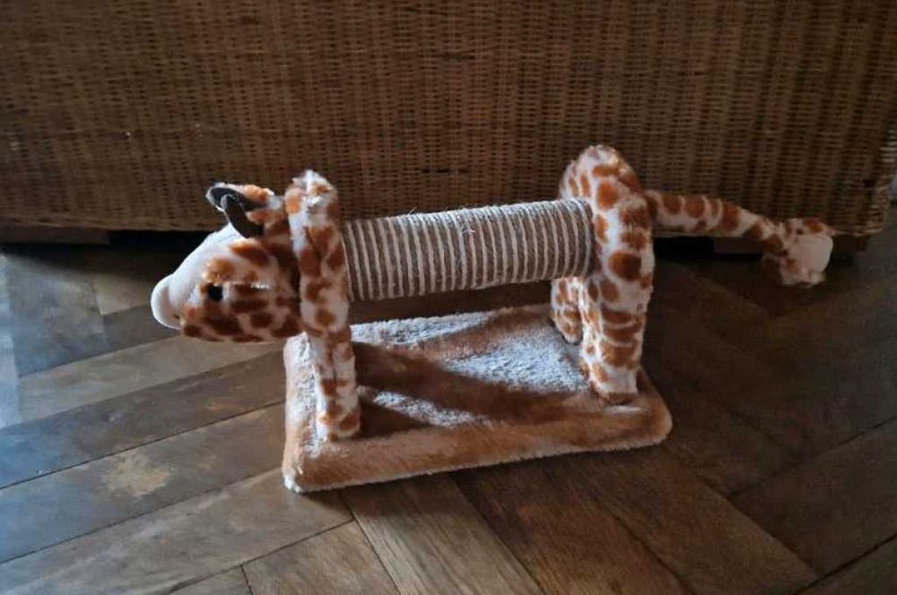 Играчка Драскалка за котка във формата на жираф