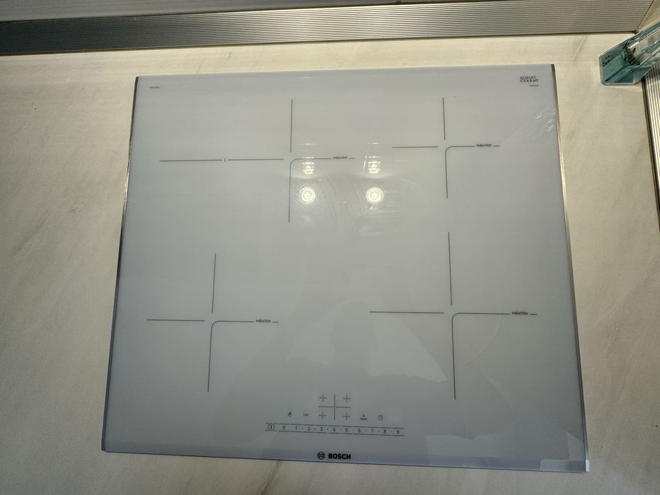 Crapată/SPARTA - Plita incorporabila Bosch PIF672FB1E, vitroceramica cu inductie, 4 zone de gatit, Touch control, 60 cm, Alb