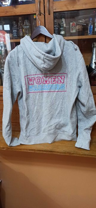 дамско яке Anti Blue р-р М-35 лв; дамски суитчър Russell р-р М-18 лв.