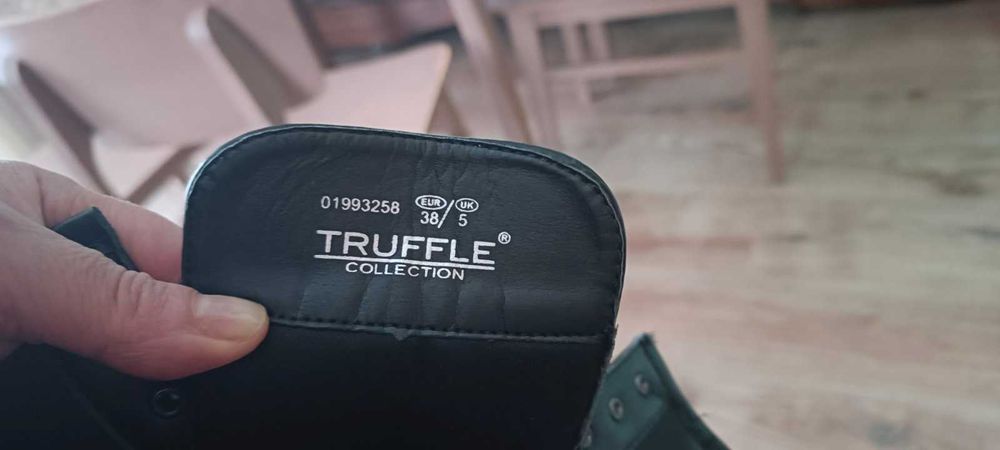 Дамски черни кубинки от изкуствена кожа.