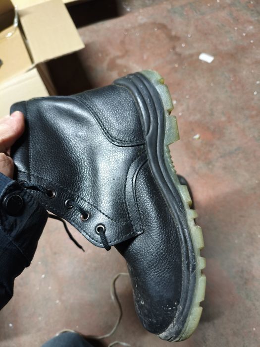 Ботинки кожаные с маслостойкой подошвой