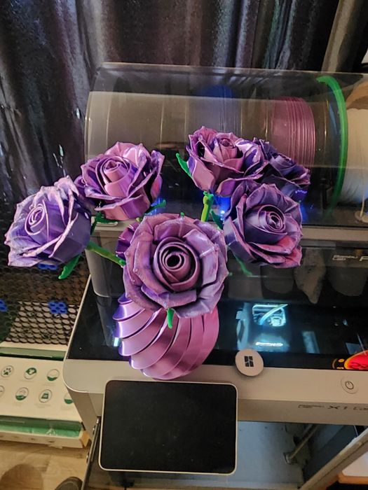 Вечни Рози за Свети Валентин пластмасови / подарък за жена, приятелка