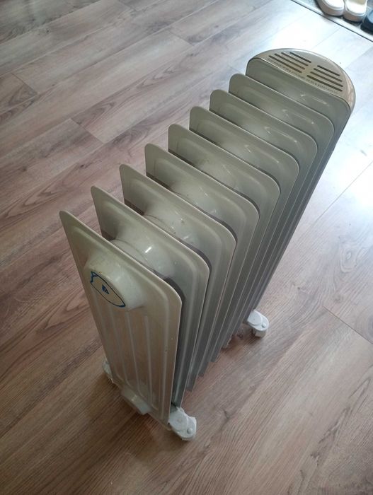 Vând calorifer electric 8 elemenți , 2 kw
