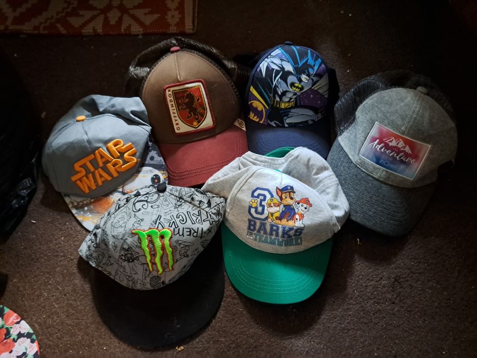 Sase șepci dd vinzare în stare buna