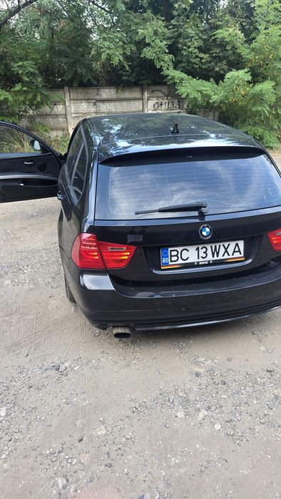 Vând BMW seria 3  316 anul2010 masinase poate vedea in Bacău nr telefon 0749535747