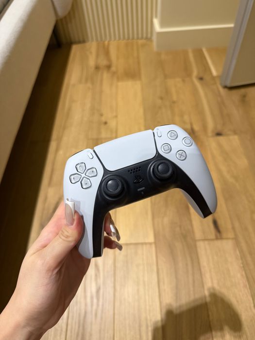 PS5 CFI-1208a, с диском