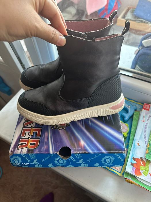 Продам сапожки на девочку цена2000