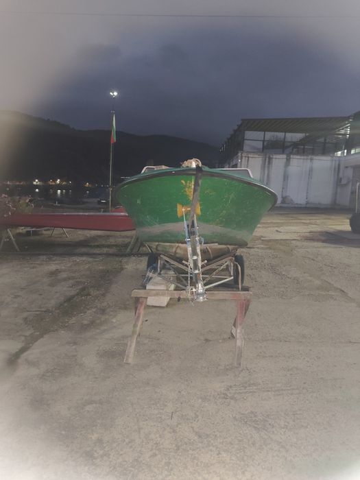 Продавам Лодка без двигател