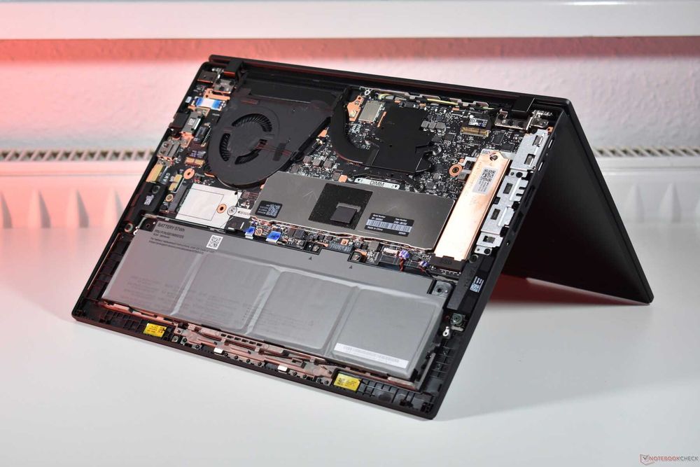 Lenovo ThinkPad P14s Gen 6 AMD Ryzen AI 9 HX PRO 370/64GB DDR5/1TB SSD