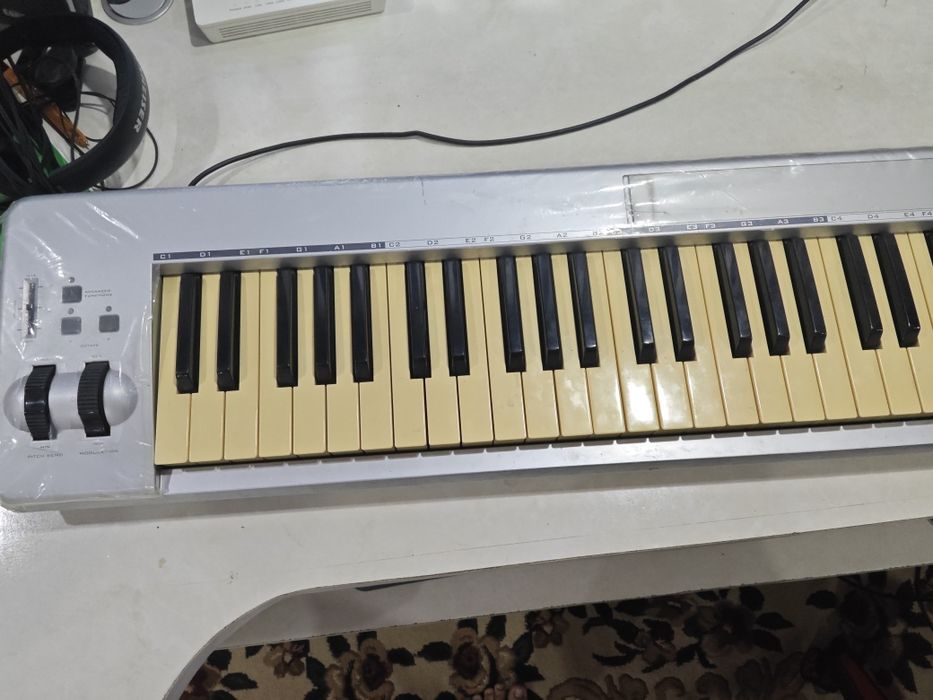 Studio jihozlari, krk 8, mikrofon, midi , naushnik,