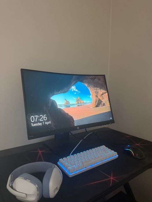 Геймърски компютър с цяла периферия