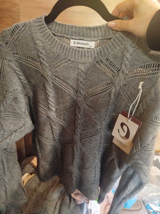 Пуловери с размери в розово сиво