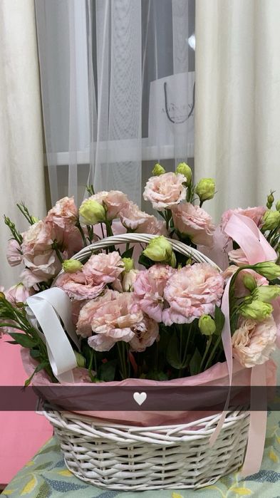 Цветы в корзине свежие