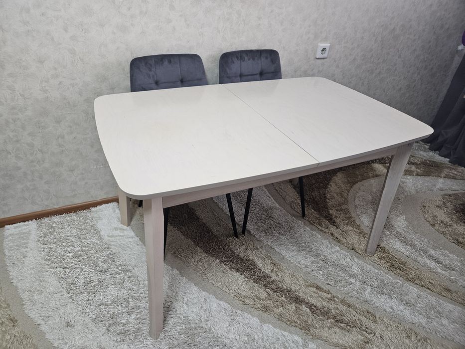 Стол деревянный для гостей