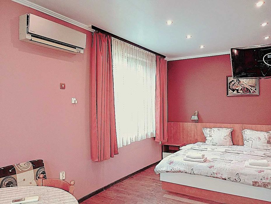 Целогодишни нощувки във Варна. Свободно паркиране! Стаи и студия със собствен санитарен възел.