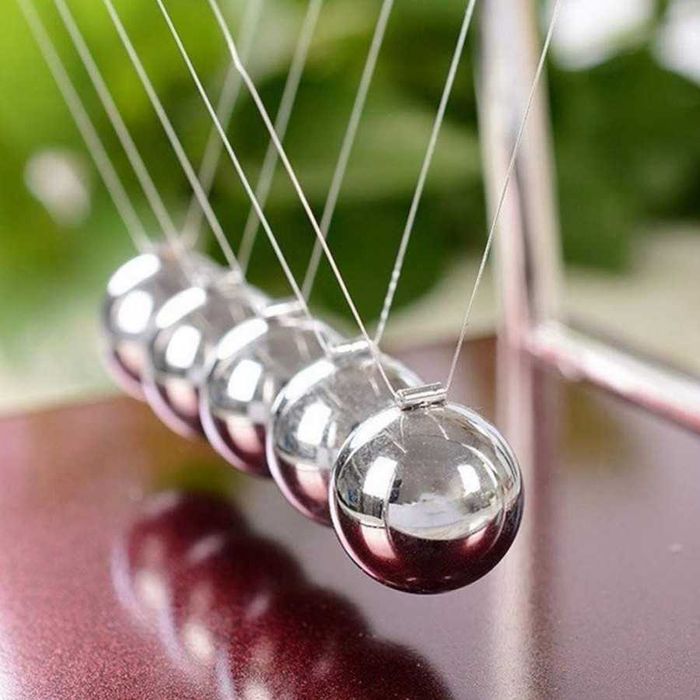 Люлката на Нюто.Блъскащи Топчета и Перпетуум Мобиле за бюро. Игра