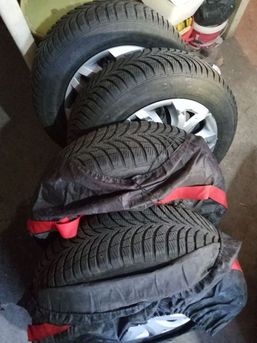 Продават се гуми и джанти