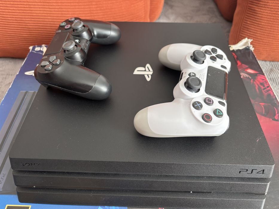 PS4 slim, б/у с 2 геймпадами