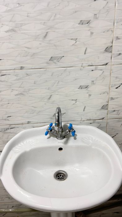 продам раковину с смесителем