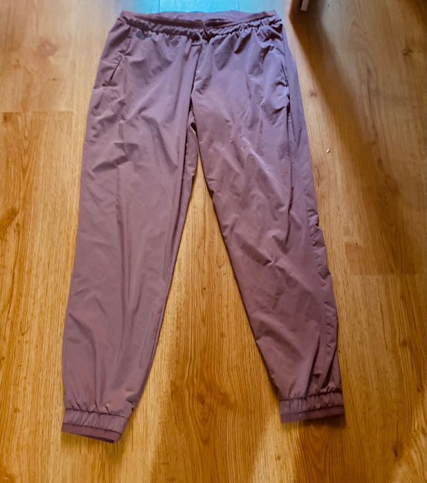 Спортен дамски панталон от Декатлон. Размер М, цвят пепел от рози