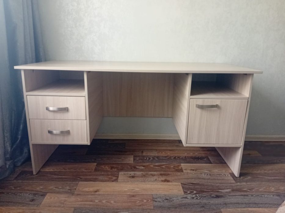 Продам стол компьютерный размер 90на150 состояние отличное