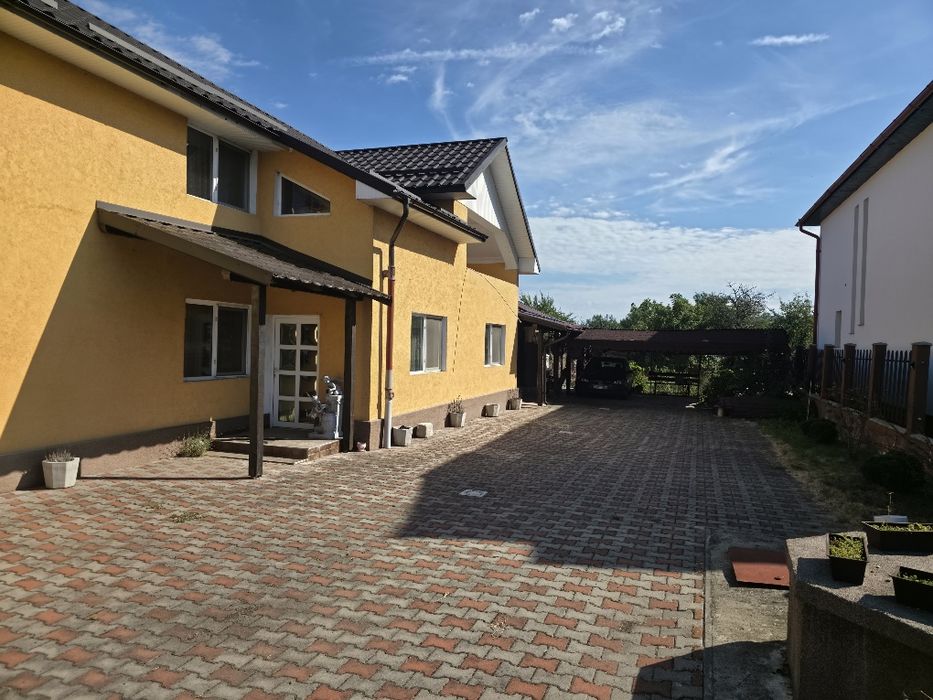 Vând casa P+E si teren