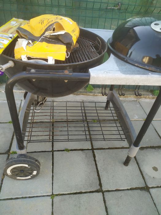 Барбекю WEBER на дървени въглища