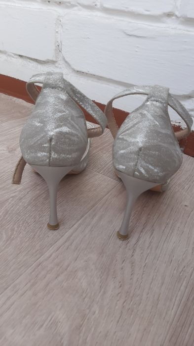 Продам туфли серебристый