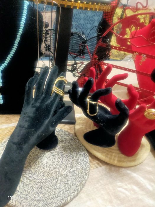 Маникены для витрина бижутерии