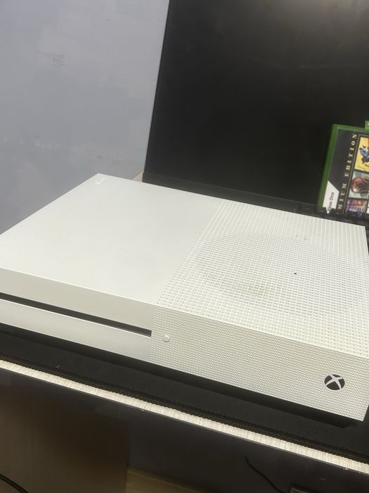 Xbox One S 512GB + GTA 5 + 2 контролера