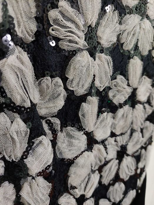 Красива черна рокля с бежови цветя и пайети