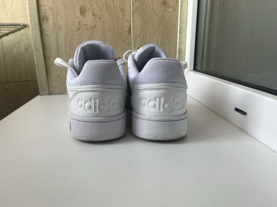 продам белые кроссовки Адидас,оригинальные