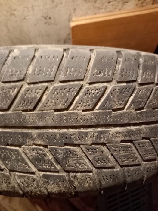 Продам б/у  3 шины 195/60R15