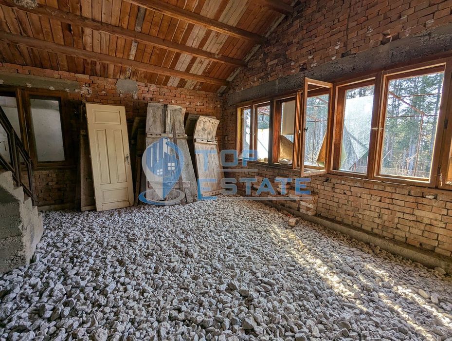 Двуетажна масивна къща с красива гледка в град Борово, област Русе