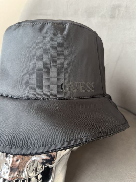 Шапка , бъкет или идиотка Guess