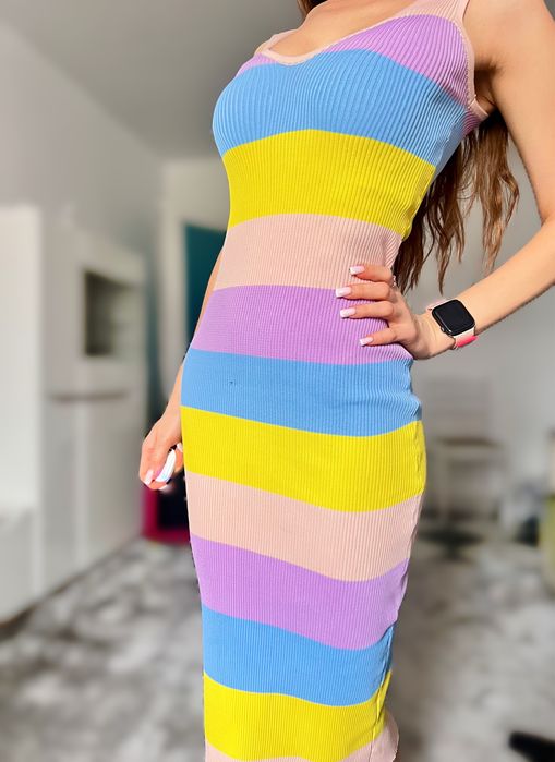 Rochie lungă tricotată cu dungi curcubeu