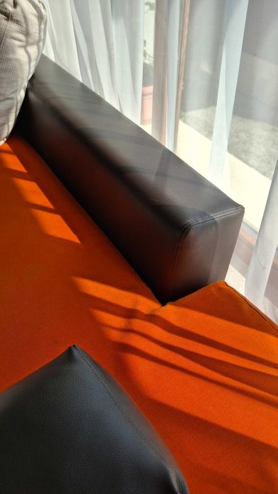 Ъглов диван с размери 305см / 180 см / 90 см.