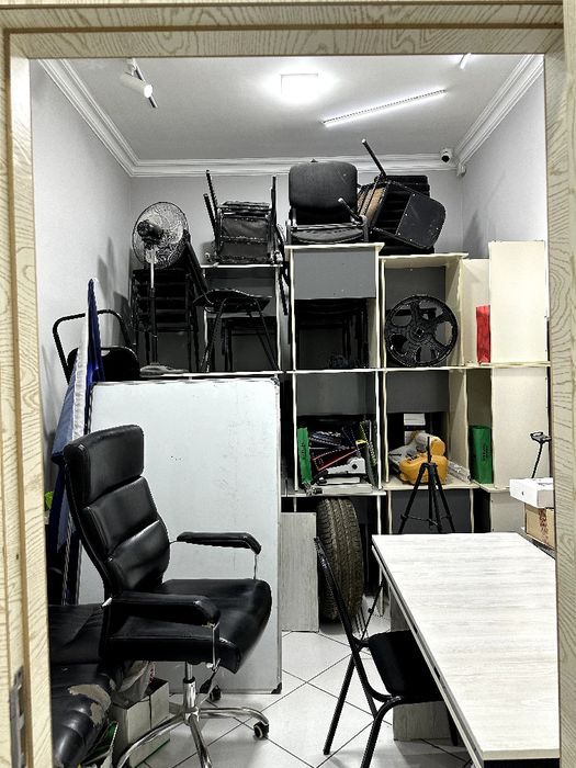 Ofis mebellari sotildi