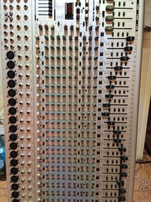 Mixer Beringer profesional 24 canale