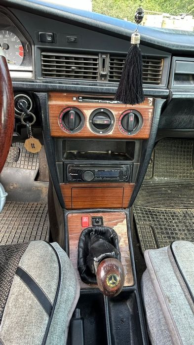 Продаётся машина Мерседес 190